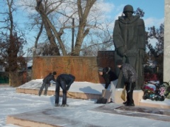 Уборка снега на мемориале села Новопавловка