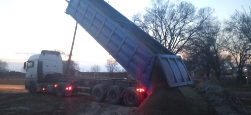 В рамках подготовки к зимнему периоду, в пятницу, в конце дня, еще завезли песка