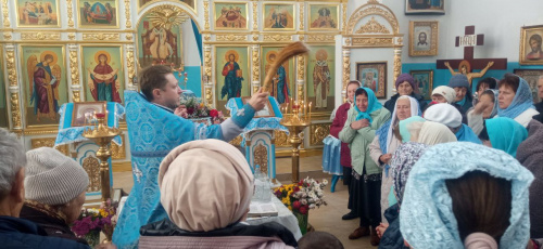 В храме Казанской Иконы Божией Матери прошла праздничная служба