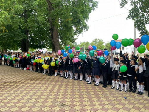 Торжественная линейки в СОШ №16  посвященной Дню образования Краснодарского края