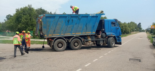 На ремонт дороги в центре села Кулешовка,  возле школы  и детского сада, из бюджета поселения израсходовано 300 тысяч рублей. 