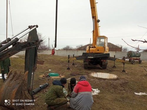 31 января на водозаборе села Новопавловка проводились работы по замене глубинного насоса