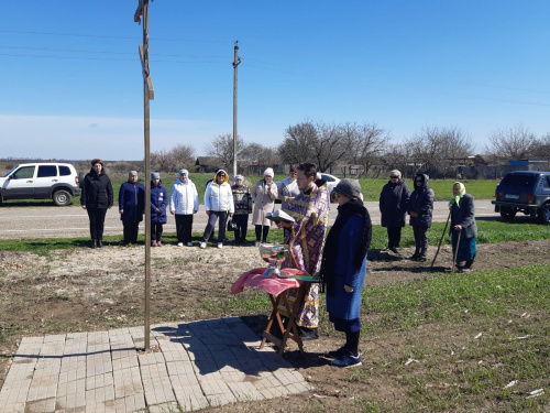 Освятили поклонный крест на въезде в х. Меклета