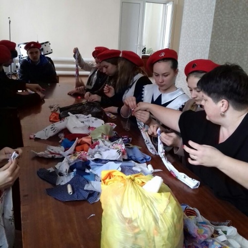 ЮнАрмейцы изготовили обереги для продажи на благотворительной ярмарке в рамках акции "Пасхальный звон" 