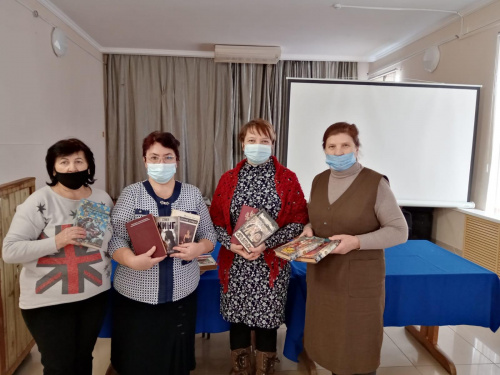 Активисты Женсовета передали книги для сельской библиотеки села Новопавловка