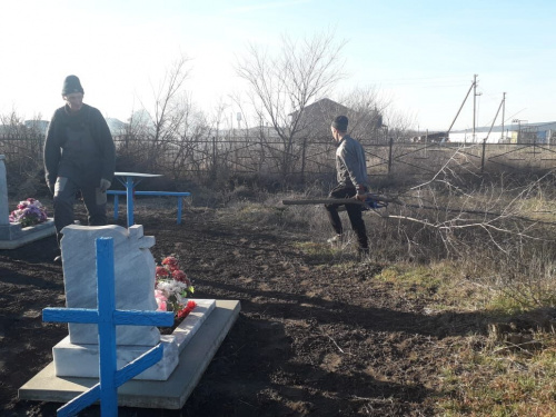 Работа по очистке территории кладбища села Кулешовка