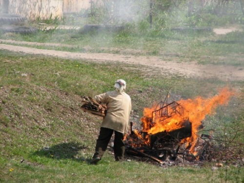 Сжигание сухой травы – ОПАСНО!