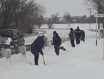 Продолжается работа очищения от снега общественных территорий