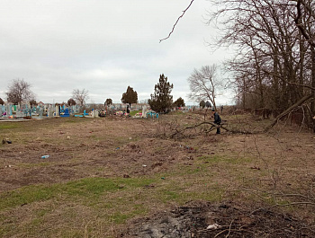 Работа по очистке территории кладбища села Кулешовка